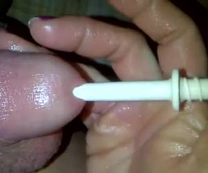 belo closeup um tiro. uma senhora para um canudo na uretra de um pênis. e depois passou a palha para cima e para baixo. ela fode como se fosse o pau dele.