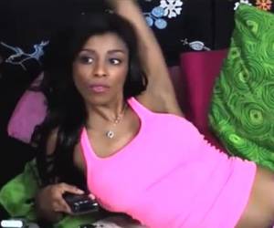 kaunis ebony whiteh seksikäs näyttää on hänen kusipää ja merkkijono vielä kiinni, niin näet, että et ole alasti, on oltava lust loistaa.