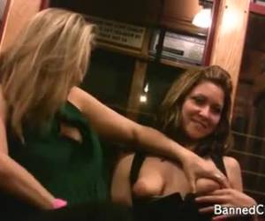 nadržený zlobivé holky blikající jejich velká prsa na veřejnosti