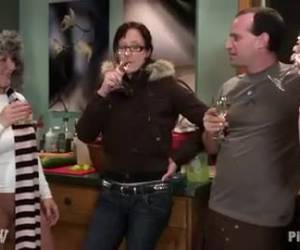 extraeme kylmä, alasti lumessa heitetään pois ja kuin että miellyttävä lämpeneminen kultainen suihku. on hauska lesbo imee dicks, bondage lumessa.