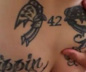 Detta rödhårig whiteh bröstvårtan piercing och tatuering, word av hans styva kuk blir knullad hårt och får hennes rumpa som är full av sperma.