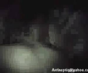 Han tar hennes shorts ner och hennes trosor åt sidan och sätter hans tjocka dick whiteh kondom i henne, än knullar henne hårt bakifrån.