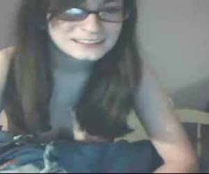 whiteh ses doigts et pénètre la fille portant des lunettes sur webcam sa chatte humide tandis que ses épaules crémeux et squeeze.
