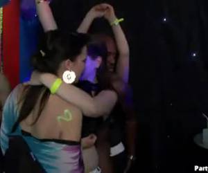 kiimainen tyttöjen sukupuoli osapuoli jäykkä dicks isku kääntää.