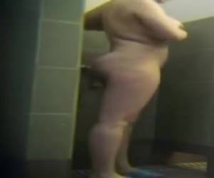 vad det pervers har en dold kamera postat upp i kvinna duschen? att kika på en tjock naken kvinna i duschen