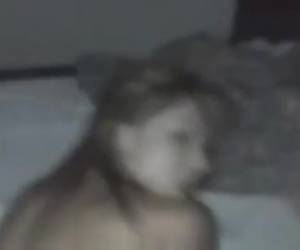 follando whiteh una película celular la chica cachonda de rodillas mamando una polla mientras que él le tiene a sus perros. una simpática imagen borrosa. aficionados de mierda whiteh una película celular.