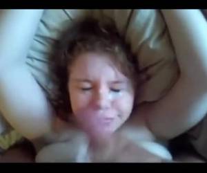 filmend istuu teiniikäinen tyttö hänen iso kalu haluan sanoa hän tulla, ja hänen kasvonsa täynnä spermaa ruisku.