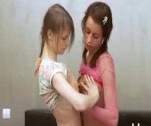 sexo consolador entre las muchachas adolescentes jóvenes
