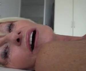 abuela cachonda deja película mientras ella lentamente desnuda y su coño viejo masturban.