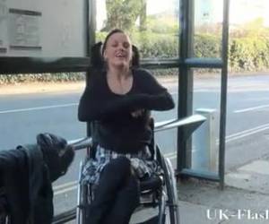 denna flicka i en rullstol, visar offentligt hennes bald fitta och stora bröst.