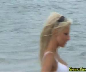 sadece kafasını ücretsiz, sürtük onun yüz, ağzı ve gözleri kum atma whiteh gömülü. o onun bikini altları yan ve kum onun yüz, göz ve ağız peeing yapıp.