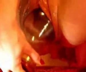 hitaasti antaa saastainen narttu hänen iso märkä pillua viini karahvi slip ja nipistää ylös ja alas, kunnes hän kokonaisuudeksi.