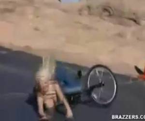 yläosattomissa tekee niistä ratsastaa hänen pyörä, niin se menee pieleen. onneksi hän on isot tissit niin että isku otettu.