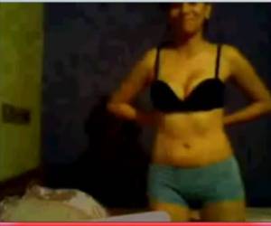 ujo tyttö antaa striptease webbikamera ja näyttää alasti tissit.