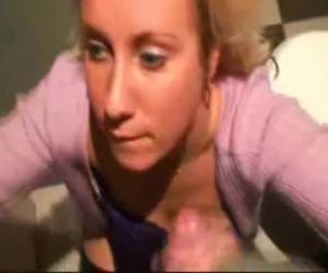 vain pikainen kahvilassa kylpyhuoneessa. hän vetää kalunsa housuihinsa ja imee sen tiukasti. hän sumutetta kaikkea hän on hänen tissit.