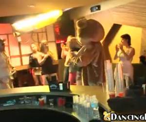 yhden osapuolen, joka houkuttelee tumma strippari hänen jäykkä penis edellä yksi tytöistä tissit ja hänen cum suihkuttaa tyttö luonnolliset rinnat.