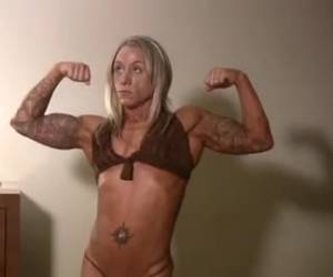 extraemely mięśni silną babką z stwarza whiteh jej sexy ciało w bikini.