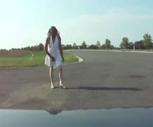 transvestiitti elokuvat itse mutta hänen pukeutua vielä olla väärässä.