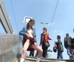 denna kinky amatör tik är halv naken på ett tåg upp för trapporna för att kissa. sugande dicks, bondage offentligt innebär också tillrättavisad av en äldre dam och behovet av att rinna av.
