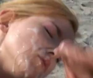 suojaisella rannalla antaa hänen kiimainen tyttö antaa hänelle blowjob. kiitos, hän saa valtava kasvojen.
