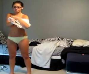 A garota vestindo óculos deixa seu roupão de banho pocfuck e carrinhos nua na frente da webcam e depois de se vestir.