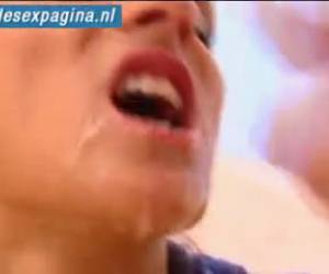 ahnaasti hän liikkuu hänen päänsä ylös ja alas ja sanoa ne ovat ahne kovaa kukot. se vie kauan aikaa pojat hänen kaunis kasvojen.