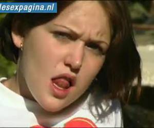 sambil menikmati adalah untuk menikmati matahari, dia juga adalah hanya sebagai cepat, jarinya diri sialan cewek ini mengasihi kita solosexen.