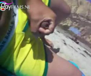 antara orangorang, dua temanteman mereka kaku kokang masturbasi dan datang siap di tshirt. amatir, berlibur sendiri diamdiam kurangi di pantai