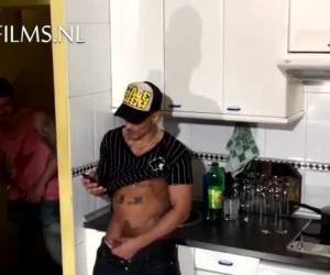 rakt porr på sin mobiltelefon och sin läckra kuk ur hans byxor och i handen. hans raka rumskamrat är trevligt. på andra sidan av den väggen smyga kika, och att hans egen kuk att rita. under tiden fantasier att han honom mycket hårt i det