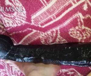 inç inç slayt için parlak kıçını o şeyden kalır. sanki bu büyük siyah yapay penis sonu yok. yapay penis & ekleme, büyük siyah yapay penis, ama gel