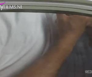 invitado es arrebatar en un coche debajo de su ventana se sienta invitado a en su coche. estas películas de voyeur la. amateur, huésped, a punto de rasgarse en su automóvil