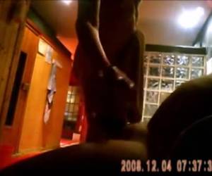 gay istuu whiteh jäykkä kalu saunassa. hän on kalastus ja pian poimii miehen kukko purra. amatööri homo, istut whiteh jäykkä kalu saunassa