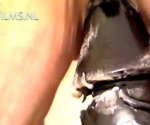 kiimainen pappa voitelee mega dildo whiteh voiteluaine ja laittaa hänen peräaukko, mutta dildo on vielä hieman liian suuri mennä aina hänen peräaukko liukumaan. extraeme, no, isoisä, tämä tekemiset sovi aina peräaukon