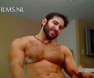 Muscled cam guy who knows that he is sexy