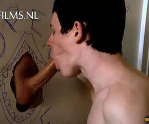 nämä kiimainen homo imee jokaisen munaa kautta gloryholeee piippaa. hän halua sanoa dick jäykkä. hardcoree, gloryholeee, imevät