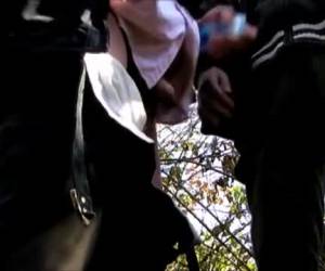 petualangan jelajah amatir seks gay berakhir whiteh cumshot tunggal. sperma menetes di lantai hutan. amatir, sperma yang menetes di dasar hutan