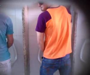 secretamente película durante la sustracción y mamada los dos hombres son secretamente película durante la sustracción y mamada en el baño. amateur, secretamente películas durante la sustracción y mamada