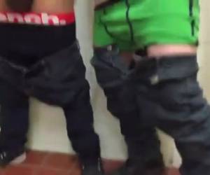 yhdessä fappen miesten wc homo trio, jossa satulaa anal perseestä sana. amatööri, yhdessä fappen miesten wc