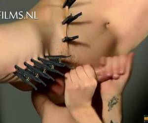 gay bdsm, krásné tělo zdobené whiteh clothespins