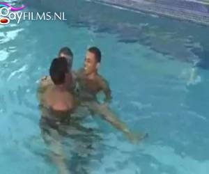 anaali dp on aika kova. mutta tämän kuuma homo vaikuttaa lainkaan. hän tekee sen whiteh kaksi musta penis. sun musta dick on hyvän kokoinen, mutta hän vain saat kaksi ne isot kalut perseeseen. ryhmä ja gangbang sun musta dick on