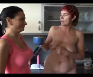 perverssi granny pissaa kupissa ja anna nuori kaveri pee drinking.also dildo vittuile hänen kypsä häpy.