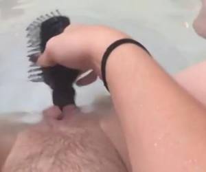 mastubatingg dans la salle de bain, de nombreuses filles et femmes le faire. ici amateur n enregistrement comment sa chatte poilue elle baise whiteh une brosse à cheveux.
