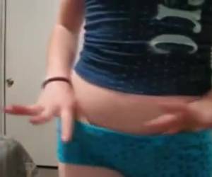 la jeune fille se débarrasse de sa culotte, tandis que la webcam est allumé. puis on voit son beau cul. estce qu’une fille sympa ce.