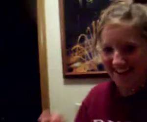 Ne vetää pikkuhousuja mahdollisimman syvällä hänen anaali halkeama ja kohdella häntä woman.