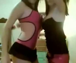 due ragazze arrapate dietro la webcam