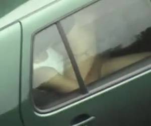 gorąca para ma seks na tylnym siedzeniu samochodu. ona wspina się na niego i kurwa w samochodzie.