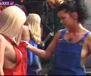 hänen sormensa on mennä sisään ja ulos hänen kostea hiki pillua.