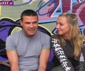 tumma tukka narttu on anaali aivan sekaisin, kun hänen sormensa hänen pillua stuffs. sitten hän vie hänet hänen polvilleen ja vittuile hänen takana hänen ass. hän rakastaa sitä enää ja spray hänen cum hänen pusku reikä jälkeen hän hänen e