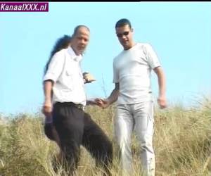 rodun autoja whiteh kirkuna renkaat kautta nurkassa halkeama, anja on kiireinen whiteh kaksi kiimainen miestä. hän jenkit hänen lentää los ottaa veltto kukko kädessään ja alkaa blowjob.