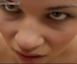 pone una capa de esperma en su cara después de sentir que ella va de rodillas y le da la polla grande un golpe gire sus pechos naturales . hasta que haya una explosión de esperma en su rostro desapareció y sus ojos cerrados jeringa.